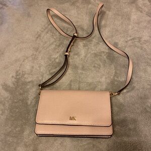 MK Jet Set Pebbled Leather Smartphone Convertible Crossbody Bag